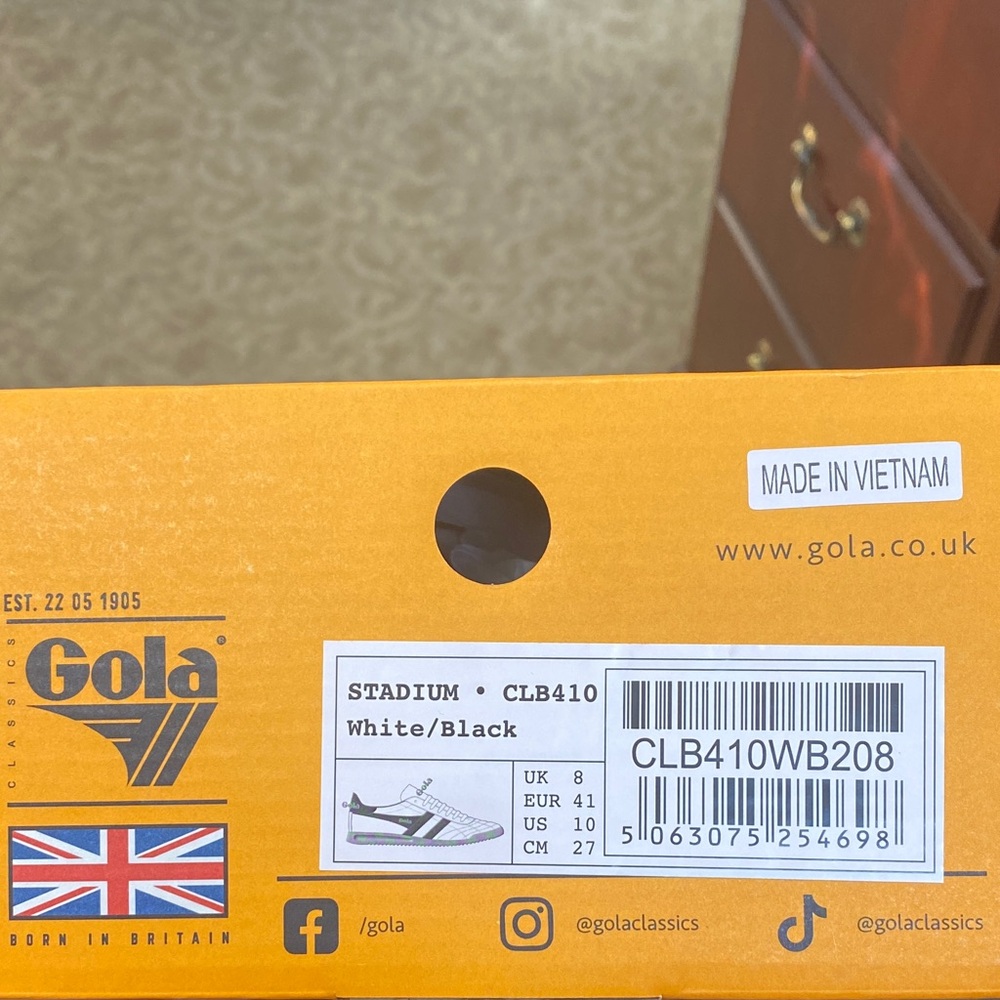 Gola Stadium Sneakers Classic White and Black with gum sole. Worn twice